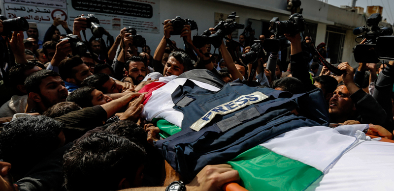 Il corpo di Murtaja portato per le strade di Gaza City durante il funerale. (Mohammed Talatene/picture-alliance/dpa/AP Images