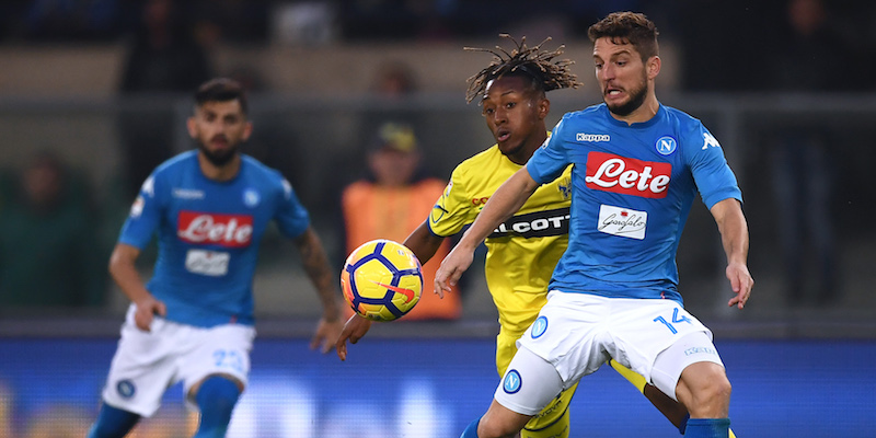 Samuel Bastien e Dries Mertens nella partita di andata tra Chievo e Napoli (MARCO BERTORELLO/AFP/Getty Images)