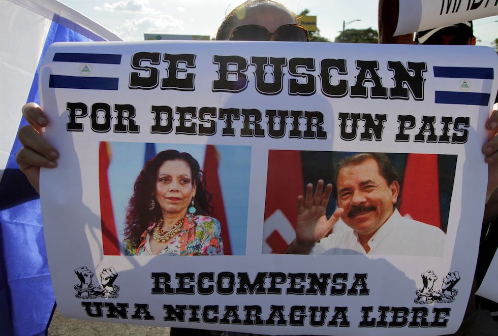 Un cartello raffigurante Ortega e Murillo, con scritto «Ricercati per aver distrutto un paese. Ricompensa: un Nicaragua libero», il 23 aprile a Managua, Nicaragua (INTI OCON/AFP/Getty Images)