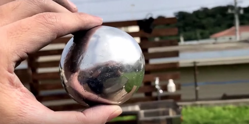 Questa sfera lucida si può ottenere dalla carta stagnola, con un po’ di pazienza