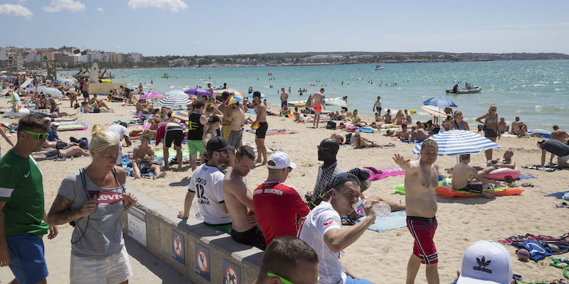 Turisti sulla spiaggia di Palma di Maiorca, il 12 agosto 2017 (JAIME REINA/AFP/Getty Images)