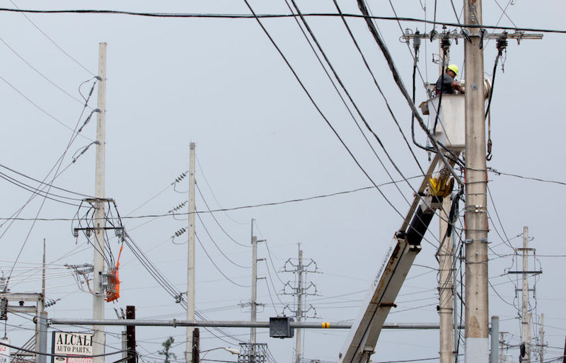 Un operaio al lavoro sulla rete elettrica di Porto Rico (Jose Jimenez Tirado/Getty Images)