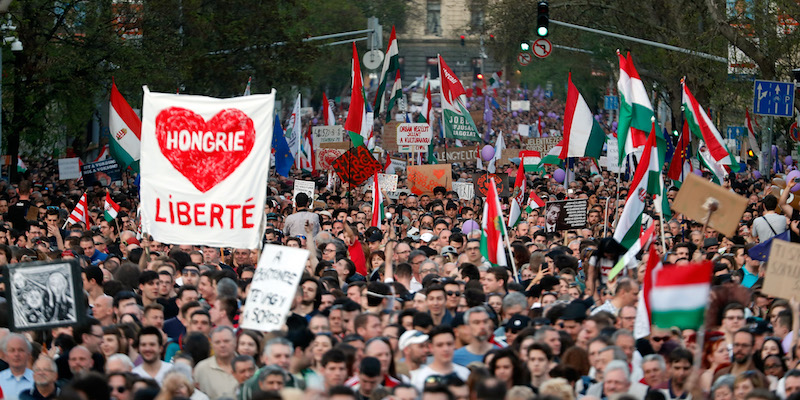 La manifestazione contro la vittoria elettorale di Viktor Orbán, il 14 aprile 2018, a Budapest (Laszlo Balogh/Getty Images)