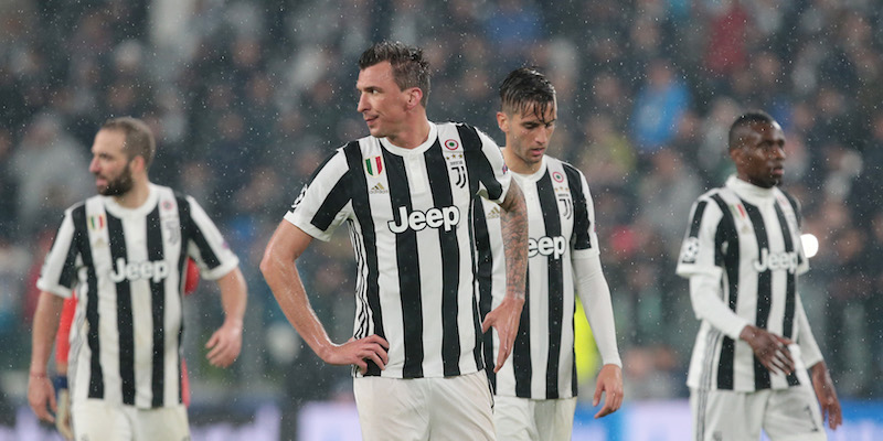 Mario Mandzukic e i giocatori della Juventus dopo il terzo gol segnato dal Real Madrid all'andata (Emilio Andreoli/Getty Images)