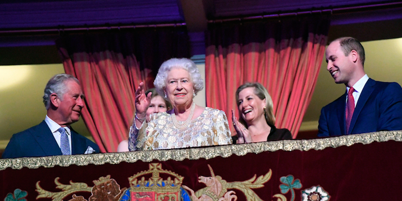 La regina Elisabetta saluta il pubblico della Royal Albert Hall durante il concerto per festeggiare i suoi 92 anni, 21 aprile 2018 (Andrew Parsons/Pool via AP)