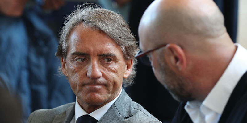 Roberto Mancini parla con Walter Zenga nella cerimonia di assegnazione delle "Panchine d'oro" a Coverciano (Gabriele Maltinti/Getty Images)
