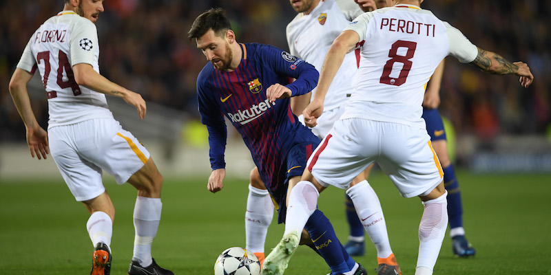 Lionel Messi fra i giocatori della Roma nella partita di andata (Mike Hewitt/Getty Images)