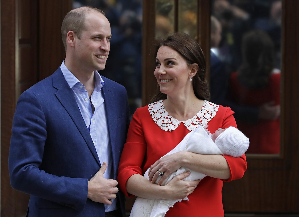 Il principe William e Kate, duchessa di Cambridge, con il loro terzo figlio fuori dal St Mary's Hospital, Londra, 23 aprile 2018
(AP Photo/Kirsty Wigglesworth)