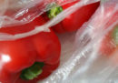 I sacchetti biodegradabili per la spesa di frutta e verdura si potranno portare da casa