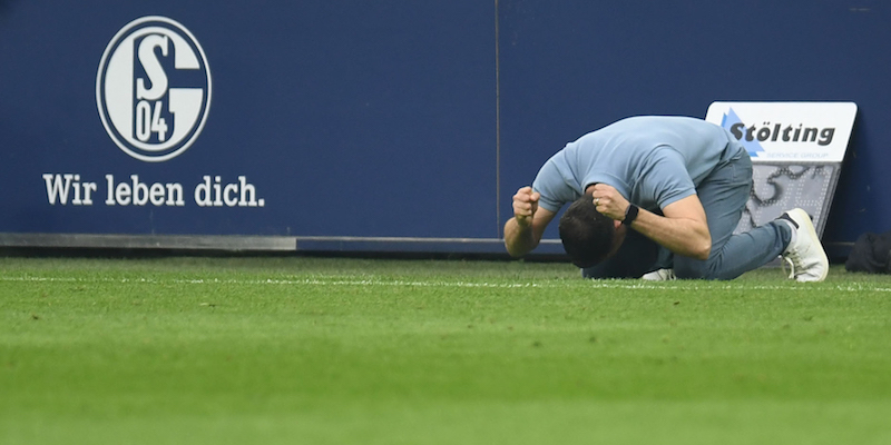 Domenico Tedesco, allenatore dello Schalke 04, si dispera durante la semifinale di DFB Pokal contro il Francoforte (PATRIK STOLLARZ/AFP/Getty Images)