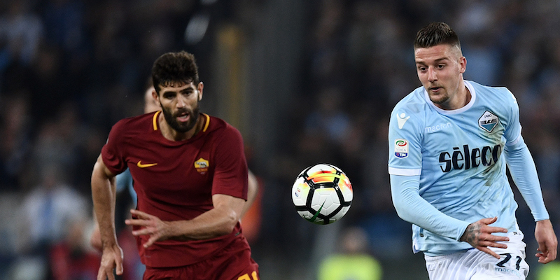 Federico Fazio e Sergej Milinkovic-Savic nell'ultimo derby di Roma (FILIPPO MONTEFORTE/AFP/Getty Images)