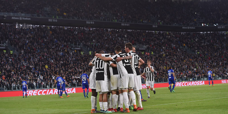 I giocatori della Juventus festeggiano il gol di Benedikt Howedes alla Sampdoria (Tullio M. Puglia/Getty Images)