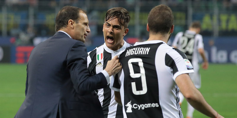 Massimiliano Allegri con Gonzalo Higuain e Paulo Dybala dopo il gol del 3-2 all'Inter (Emilio Andreoli/Getty Images)