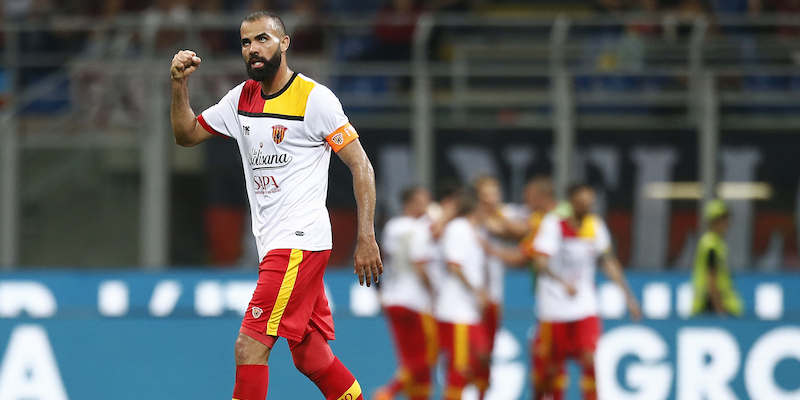 Sandro, capitano del Benevento, esulta per il gol del vantaggio segnato al Milan (LaPresse)