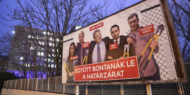 Un cartellone elettorale di Fidesz, il partito del primo ministro ungherese Viktor Orbán, con un fotomontaggio che mette vicini il miliardario filantropo George Soros e i leader di centrosinistra ungheresi, il 20 marzo 2018 a Budapest (Adam Berry/Getty Images)