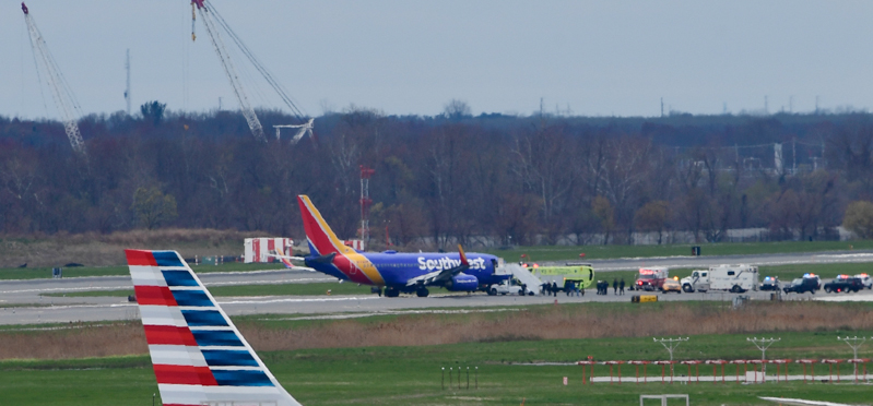 L'aereo di Southwest Airlines dopo l'atterraggio. (AP Photo/Corey Perrine)