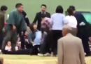 La federazione giapponese di sumo si è scusata per aver chiesto ad alcune donne di non salire sul ring per assistere una persona svenuta
