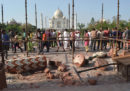 Gli ingressi monumentali del Taj Mahal sono stati danneggiati dal forte vento