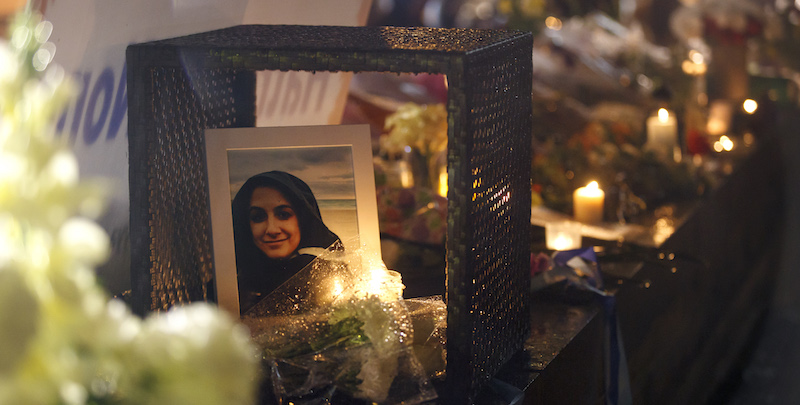 La foto di una delle persone uccise lunedì a Toronto in un memoriale improvvisato in strada (Cole Burston/Getty Images)