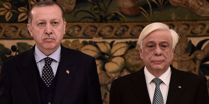 Il presidente turco Recep Tayyip Erdogan e il presidente grec Prokopis Pavlopoulos ad Atene, il 7 dicembre 2017 (ANGELOS TZORTZINIS/AFP/Getty Images)