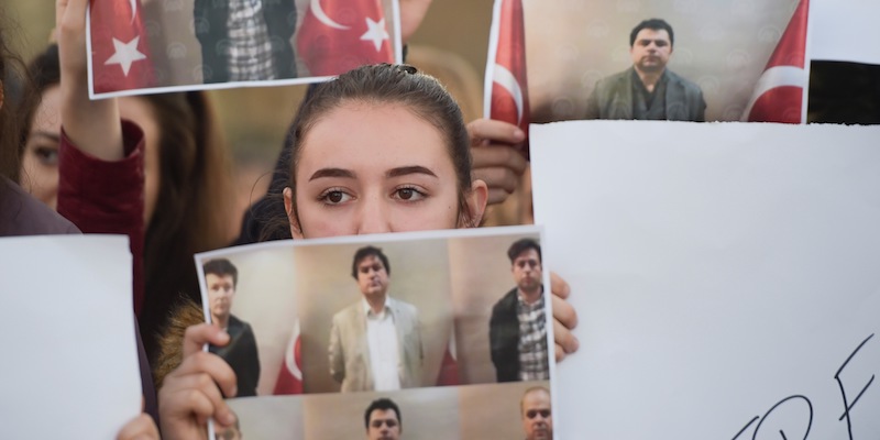 Studenti della Scuola Mehmet Akif di Pristina durante una manifestazione contro l'arresto dei loro insegnanti, il 29 marzo 2018 (ARMEND NIMANI/AFP/Getty Images)