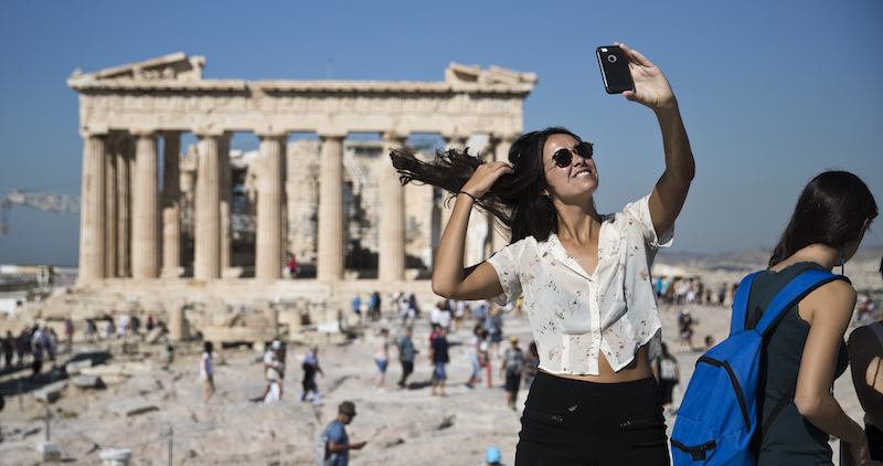 Una turista si fa un selfie davanti al Partenone sull'Acropoli di Atene, 2017
(AP Photo/Petros Giannakouris)