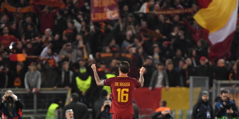 Daniele De Rossi esulta con il pubblico dell'Olimpico dopo la vittoria contro lo Shakhtar Donetsk in Champions League (ANDREAS SOLARO/AFP/Getty Images)