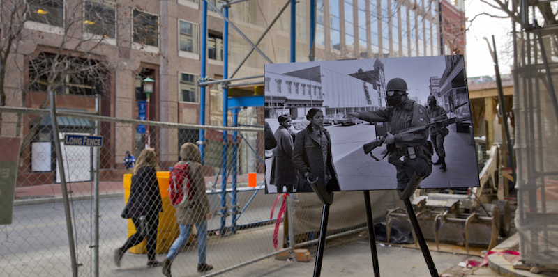 Una foto del 6 aprile 1968, con passanti allontanati da un membro della National Guard, tra la 7th Street e la K Streets, Washington DC, 25 marzo 2018
(AP Photo/Pablo Martinez Monsivais)