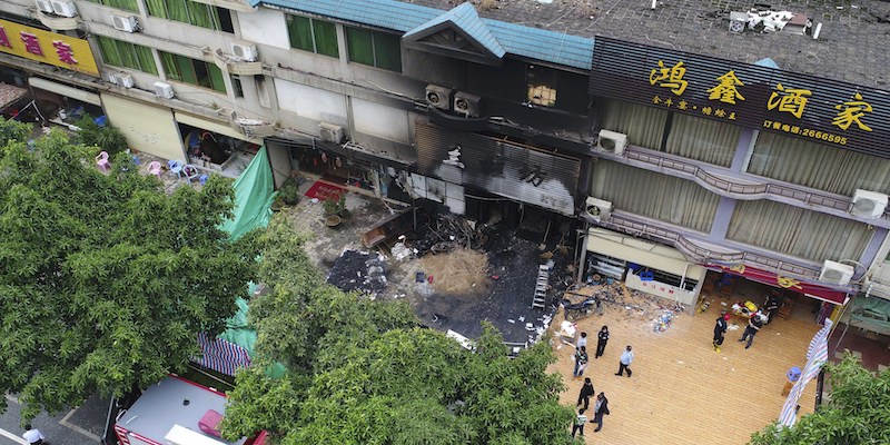 Un bar karaoke di Yingde, nel sud della Cina, dopo l'incendio che l'ha distrutto, visto dall'alto il 24 aprile 2018 (Deng Hua/Xinhua News Agency via AP)