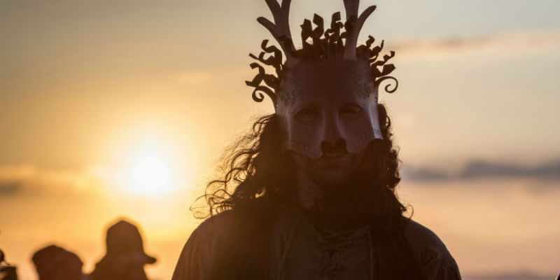 Un uomo mascherato all'alba a Glastonbury Tor, Glastonbury
(Matt Cardy/Getty Images)