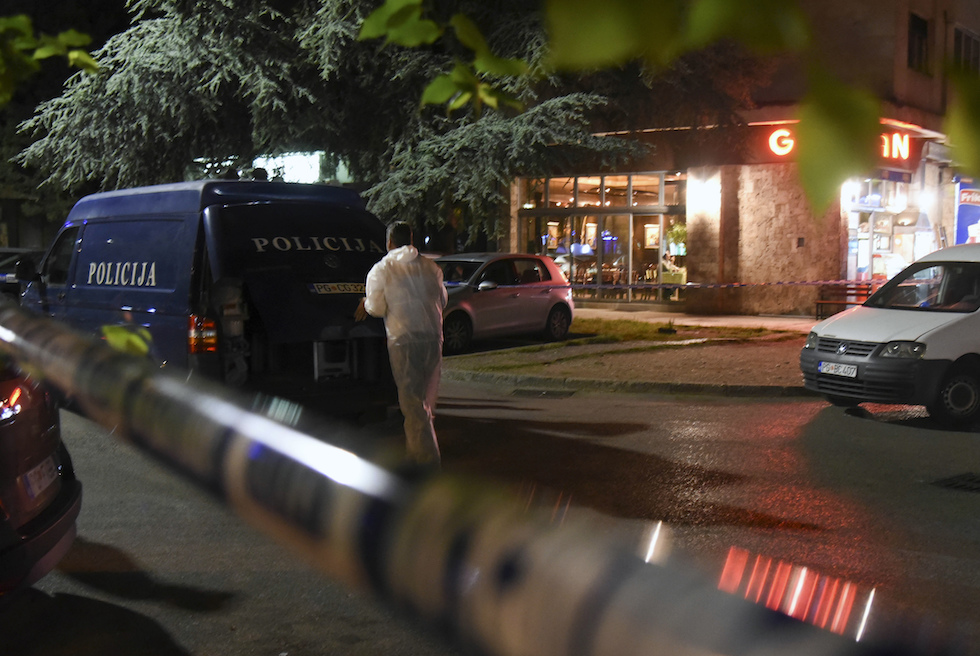 Le indagini della polizia sul luogo dell'agguato contro Olivera Lavić a Podgorica, Montenegro

(AP Photo/Risto Bozovic)