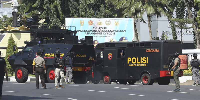 La polizia fuori dal luogo dell'attentato di lunedì 14 maggio, Surabaya (AP Photo/Achmad Ibrahim)