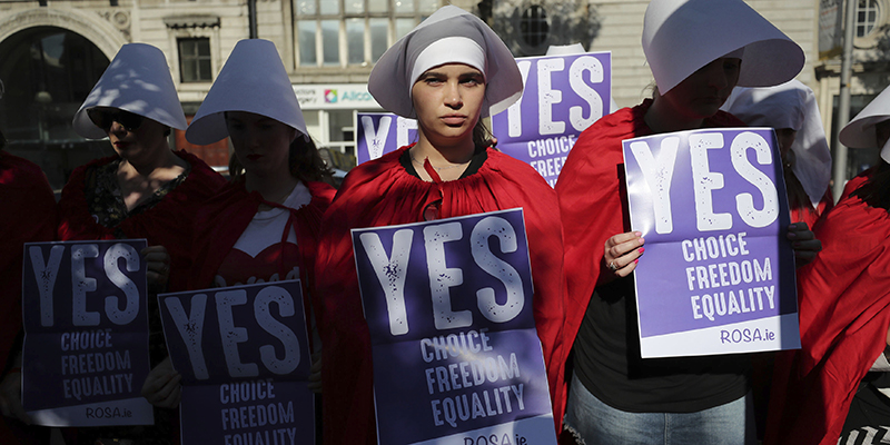 Attiviste che sostengono i diritti riproduttivi delle donne e vestite come i personaggi di "The Handmaid's Tale" fanno campagna per il "Sì" al referendum, cioè per l'abrogazione dell'ottavo emendamento, Dublino, 23 maggio 2018, (Niall Carson/PA via AP)