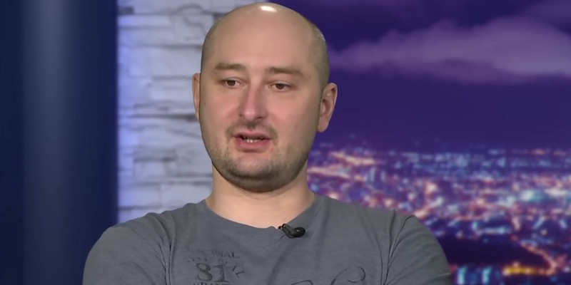 Arkady Babchenko durante un'intervista del febbraio 2017 (YouTube)