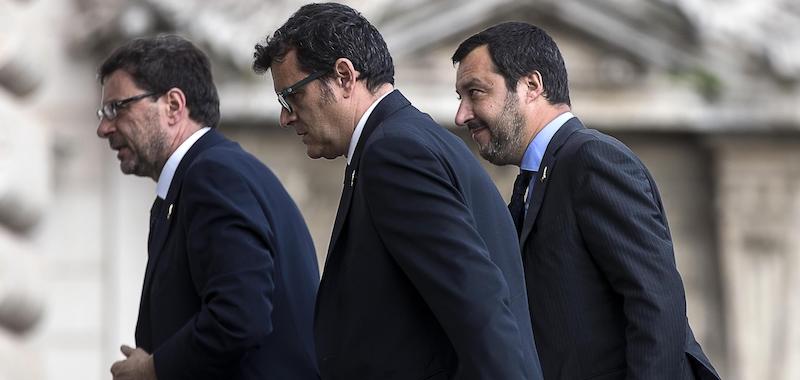 Il segretario della Lega Matteo Salvini con il capogruppo al Senato Giancarlo Giorgetti e il capogruppo alla Camera Gian Marco Centinaio. (ANSA/ANGELO CARCONI)