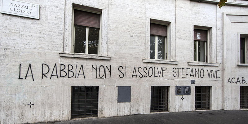 La scritta per Stefano Cucchi sul muro di un palazzo vicino al Tribunale di Roma, a piazzale Clodio, 5 novembre 2014
(ANSA/MASSIMO PERCOSSI)