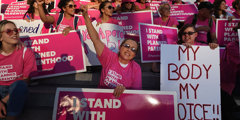 Sostenitrici di Planned Parenthood a Los Angeles, California, 21 giugno 2017 (MARK RALSTON/AFP/Getty Images)