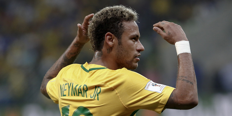 Neymar esulta dopo il gol segnato al Cile nelle qualificazioni ai Mondiali (MIGUEL SCHINCARIOL/AFP/Getty Images)