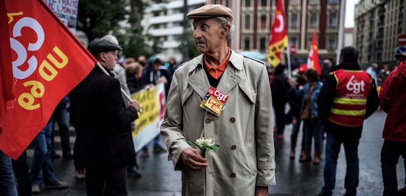 Lione, Francia

Un uomo d'altri tempi regge un fiore nel mezzo del corteo.

(JEFF PACHOUD/AFP/Getty Images)