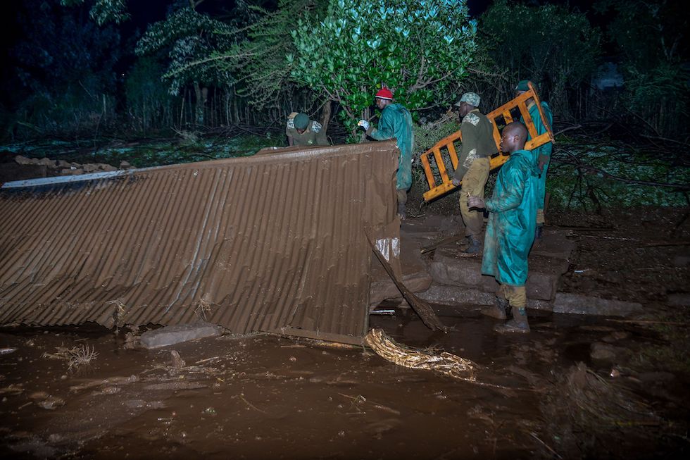Volontari alla ricerca di sopravvissuti dopo il crollo della diga nei pressi di Solai, Kenya (AFP/Getty Images)