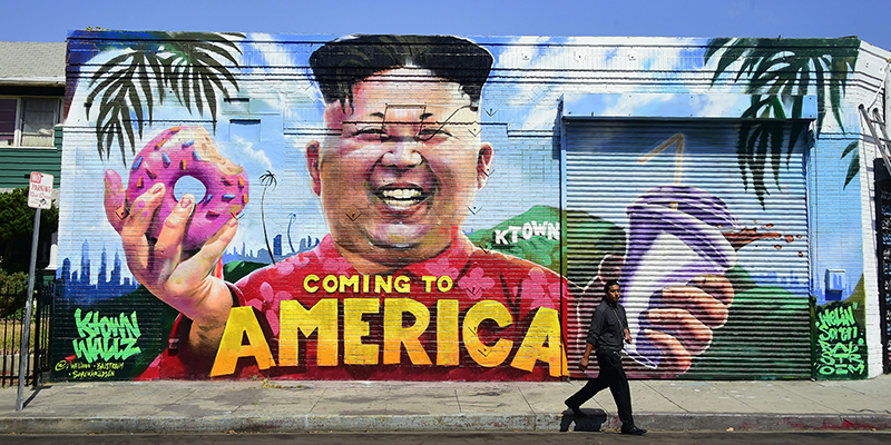 Un murale con Kim Jong-un che tiene in mano un donut e un milkshake, Los Angeles, California 14 maggio 2018
(Frederic J. BROWN / AFP) 