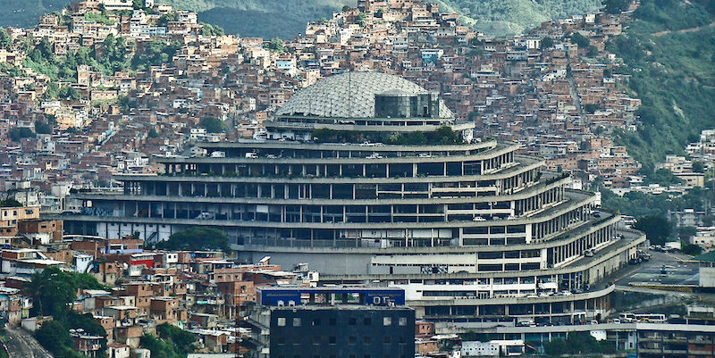 La prigione Helicoide a Caracas (Damián Fossi/Flickr)