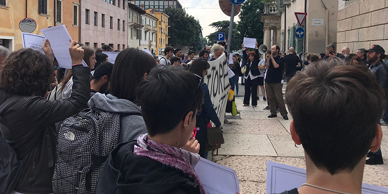 La protesta davanti al rettorato, 18 maggio 2018 (Foto: Giulia Siviero, Il Post)