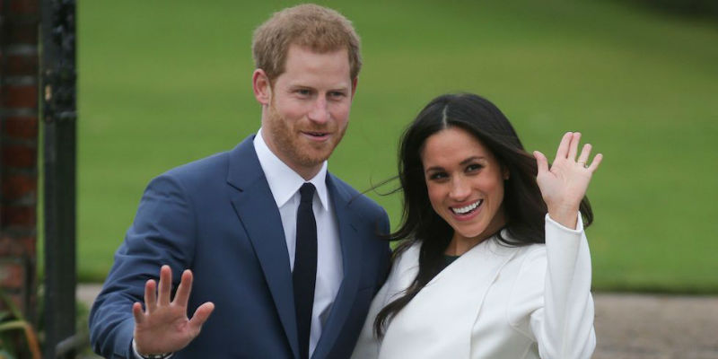 Il principe britannico Harry e la fidanzata Meghan Markle apparsi per una foto ufficiale il giorno del loro fidanzamento davanti ai Giardini di Kensington Palace a Londra, 27 novembre 2017
(DANIEL LEAL-OLIVAS/AFP/Getty Images)