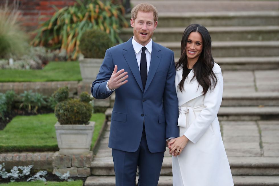 Il principe britannico Harry e la fidanzata Meghan Markle comparsi per una foto ufficiale il giorno del loro fidanzamento davanti ai Giardini di Kensington Palace a Londra, 27 novembre 2017
(DANIEL LEAL-OLIVAS/AFP/Getty Images)