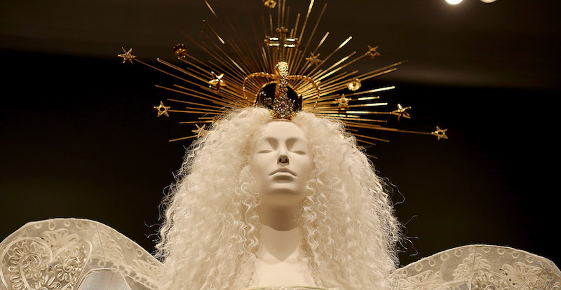 Un abito della mostra "Heavenly Bodies: Fashion &amp; The Catholic Imagination" al Met, New York, 7 maggio 2018
(Jemal Countess/Getty Images)
