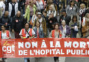Più di 16 mila dipendenti pubblici hanno manifestato a Parigi contro il presidente Macron