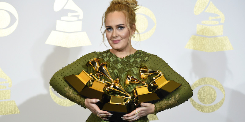Adele con i premi vinti per il disco "25" dopo la cerimonia dei Grammy, a Los Angeles, il 12 febbraio 2017 (Chris Pizzello/Invision/AP)