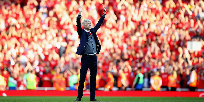 Arsene Wenger saluta il pubblico dopo la sua ultima partita all'Emirates Stadium di Londra (Clive Mason/Getty Images)