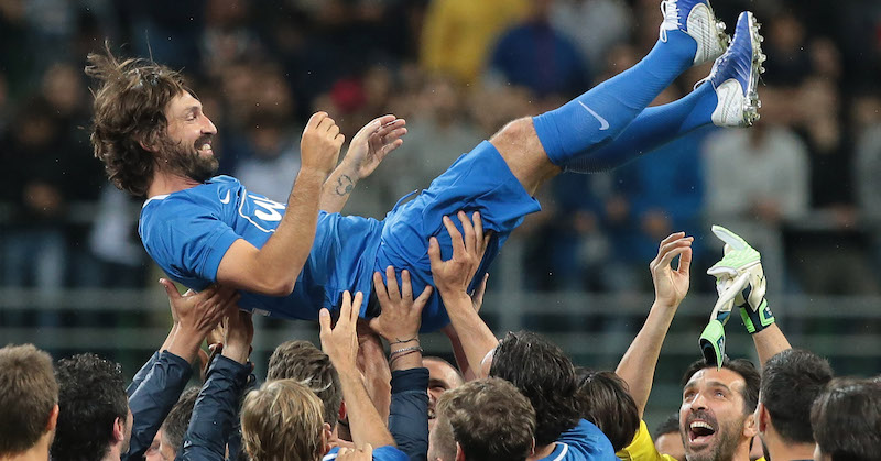 Andrea Pirlo festeggiato dai giocatori nella sua partita di addio al calcio (Emilio Andreoli/Getty Images)